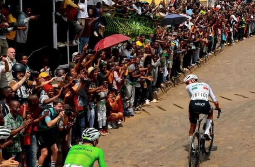 #Entérate ¡HISTÓRICO! ‍♂️ Isaac del Toro hace vibrar a México con un increíble 7º lugar en el Mundial de Ciclismo de Ruanda. El ‘Torito’ no solo fue el mejor latinoamericano, sino que se escapó y lideró la carrera junto al campeón Tadej Pogacar