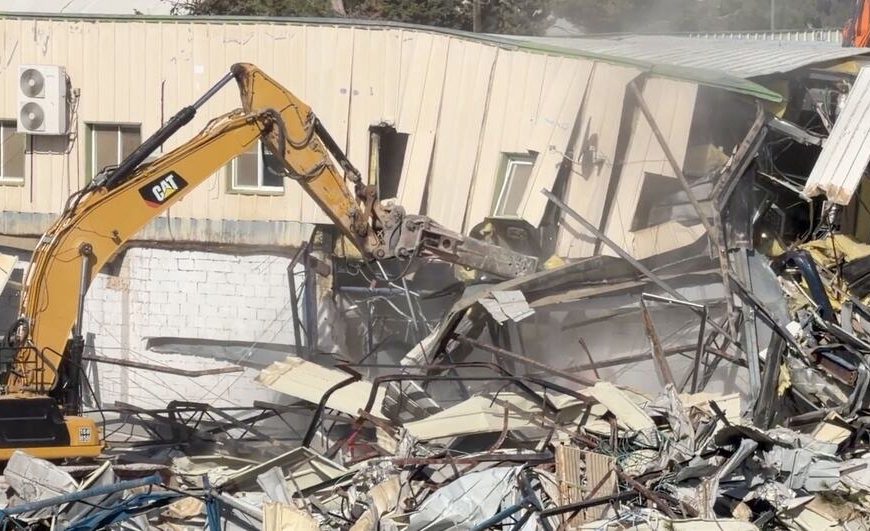 Bulldozers israelíes arrasan el complejo de la UNRWA en Sheikh Jarrah, mientras la ultraderecha celebra el «día histórico». La ONU advierte: la inmunidad diplomática ha muerto. Palestina pierde su mayor soporte vita
