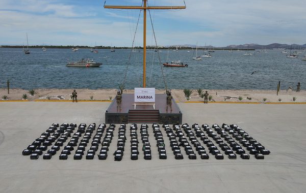 Marina y Guardia Costera de EU incautan 188 bultos de cocaína y detienen a 5 tras operativo aéreo y naval