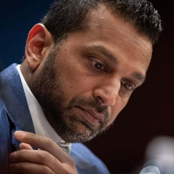 Kash Patel, director del FBI, demanda a la revista The Atlantic por 250 millones de dólares tras la publicación de un reportaje que lo acusa de «comportamiento errático» y consumo excesivo de alcohol