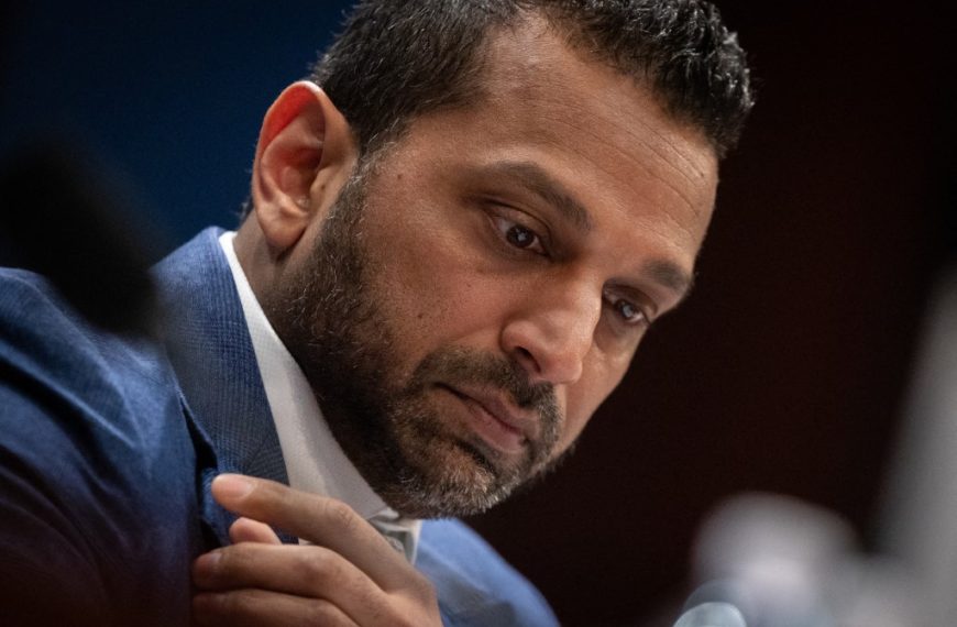 Kash Patel, director del FBI, demanda a la revista The Atlantic por 250 millones de dólares tras la publicación de un reportaje que lo acusa de «comportamiento errático» y consumo excesivo de alcohol