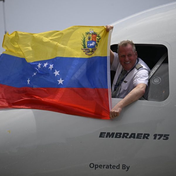 Tras 7 años de aislamiento, el primer vuelo directo Miami-Caracas de @AmericanAir aterrizó hoy en Maiquetía