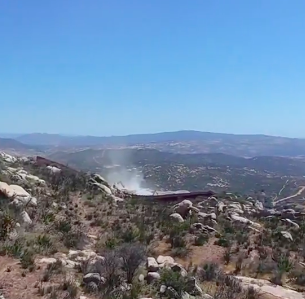 ¡Ecocidio en la frontera! A punta de dinamita, EU destruye el Cerro Cuchumá en #Tecate para ampliar el muro fronterizo