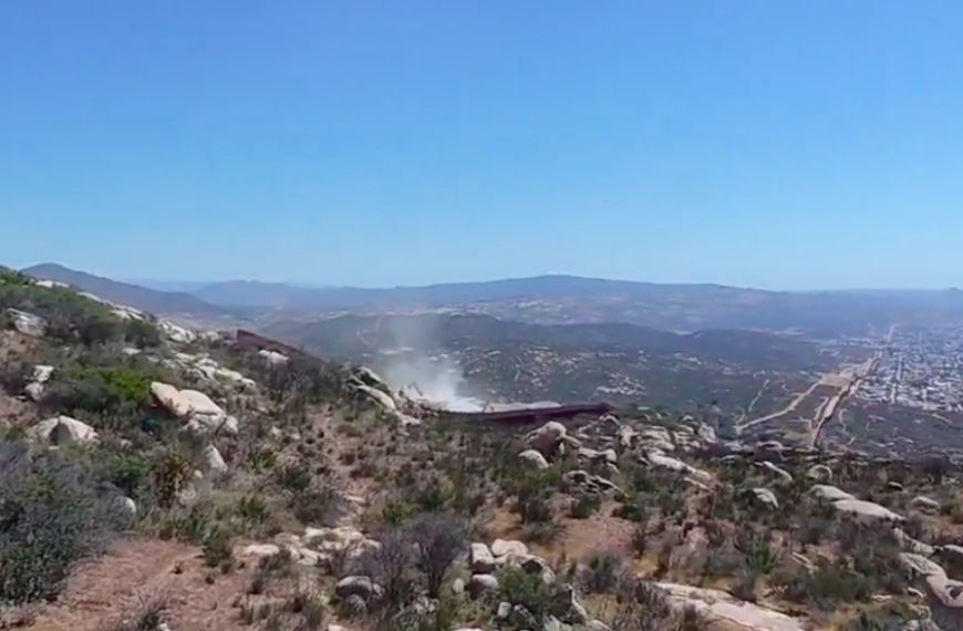 ¡Ecocidio en la frontera! A punta de dinamita, EU destruye el Cerro Cuchumá en #Tecate para ampliar el muro fronterizo