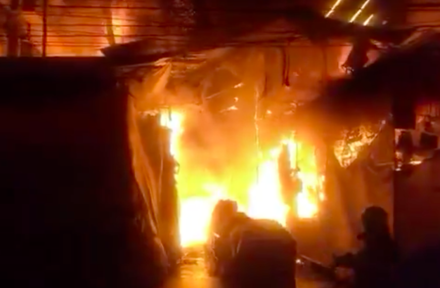#Entérate Fuerte incendio devoró decenas de puestos semifijos entre el Mercado de Sonora y La Merced la noche del martes