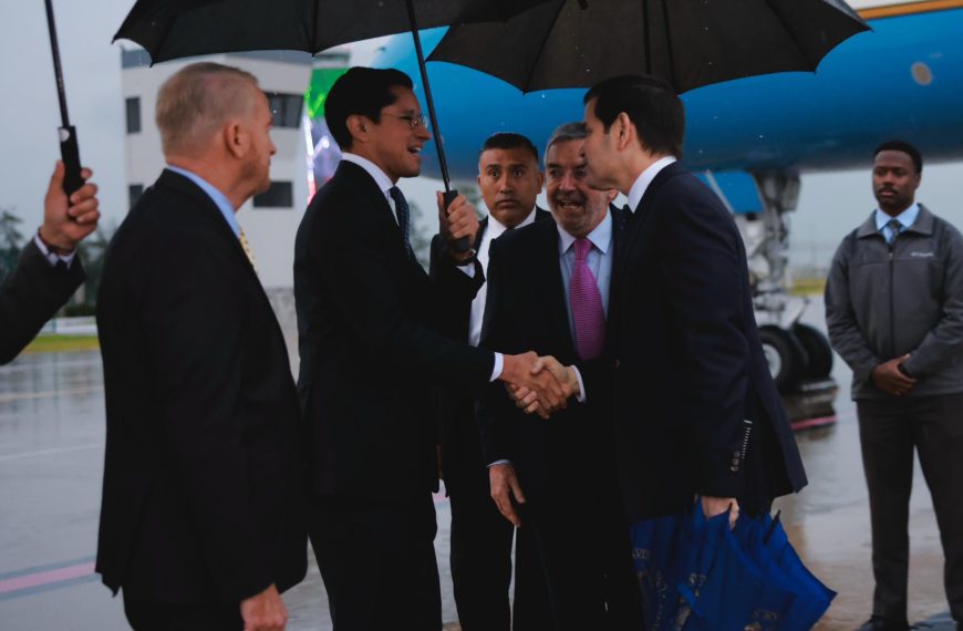 Roberto Velasco (@r_velascoa) y Marco Rubio (@SecRubio) sostienen su primera llamada oficial