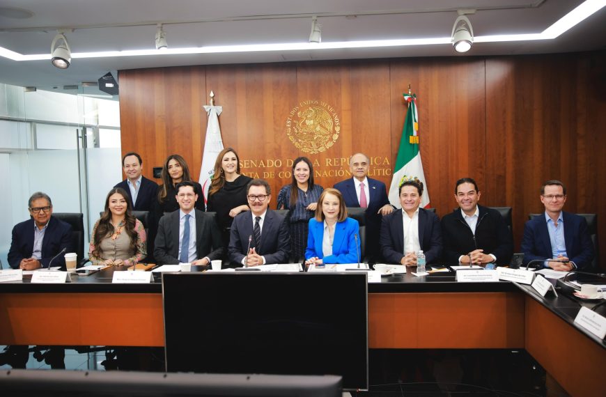 El Senado inicia el proceso para ratificar a Roberto Velasco como titular de la @SRE_mx. El candidato enfrenta retos como el T-MEC y adelantó su rechazo al informe de la ONU sobre desapariciones forzadas en México.