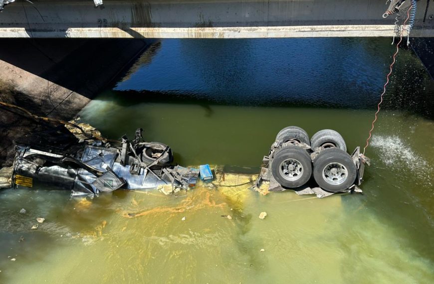 Derrame de sulfato de aluminio en el Canal Alto deja sin agua a 3 municipios en Sonora. Tras la caída de una pipa, Conagua suspende el riego agrícola y cierra la potabilizadora en Cajeme