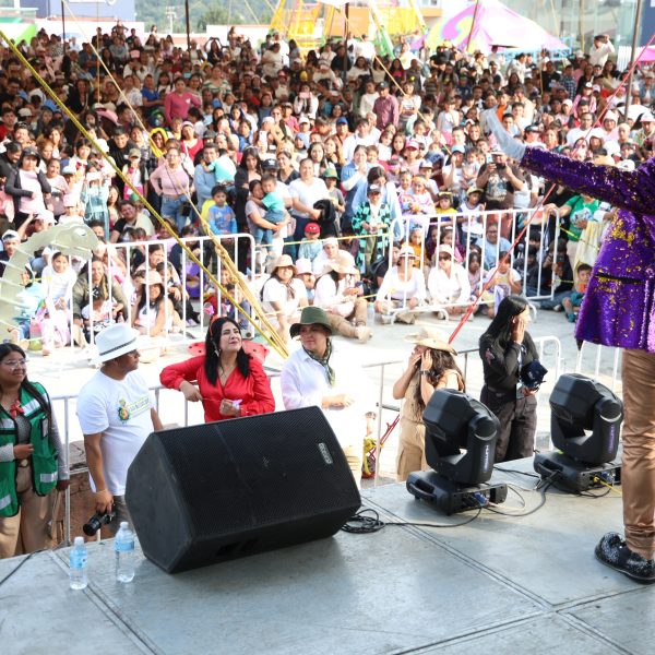 Huixquilucan celebra a lo grande a la niñez mexiquense. Más de 30 mil personas se dieron cita en el Complejo Rosa Mística para disfrutar de 100 juegos mecánicos, entrega de juguetes y el show en vivo de Lagrimita y Costel