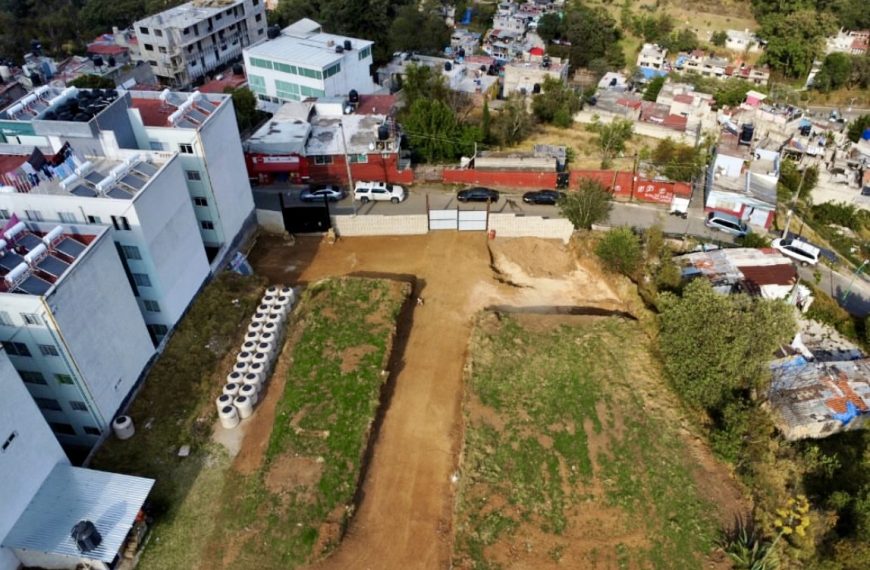 ¡La presión social rinde frutos en Cuajimalpa! Tras bloqueos y protestas, vecinos obligan a las autoridades a suspender la obra en el histórico predio de San Antonio #116. La dueña niega proyecto inmobiliario, pero la comunidad mantiene la guardia alta
