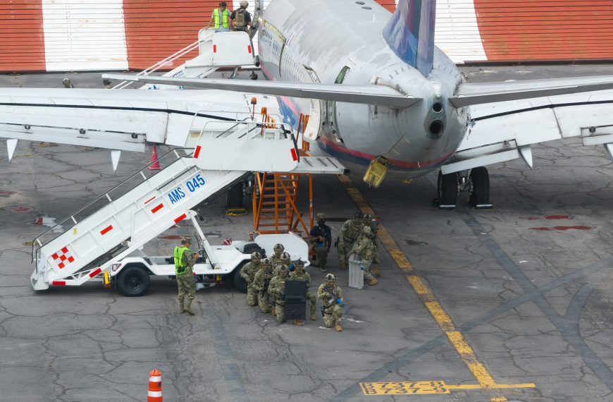 La Marina y fuerzas federales despliegan megasimulacro táctico en el AICM